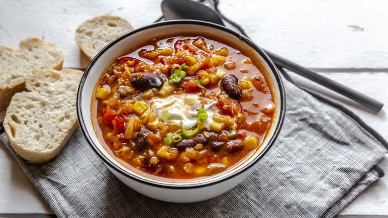 Bowl of vegetarian chili with bread