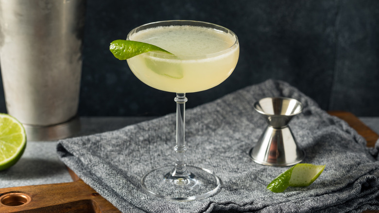 gimlet in glass with lime