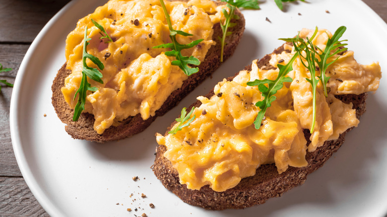 scrambled eggs on rye toast