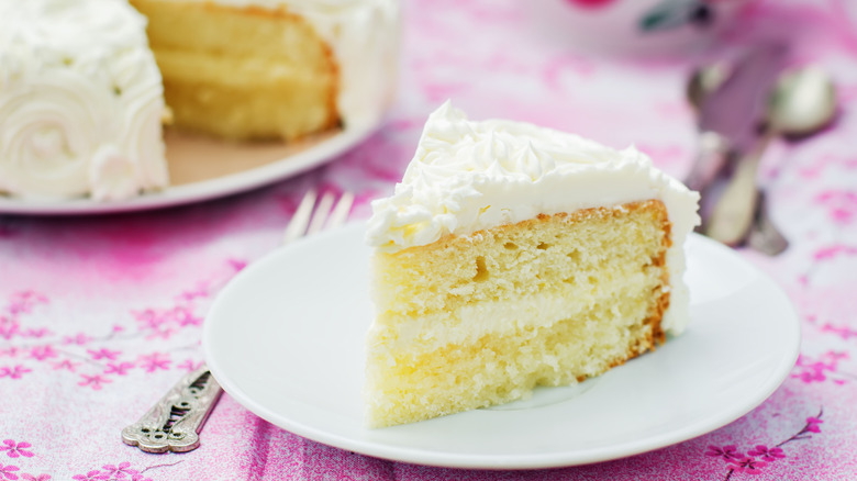 Vanilla cake with vanilla frosting