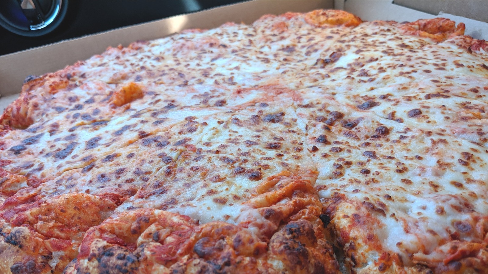 Hay una cantidad asombrosa de queso en la pizza del patio de comidas de Costco