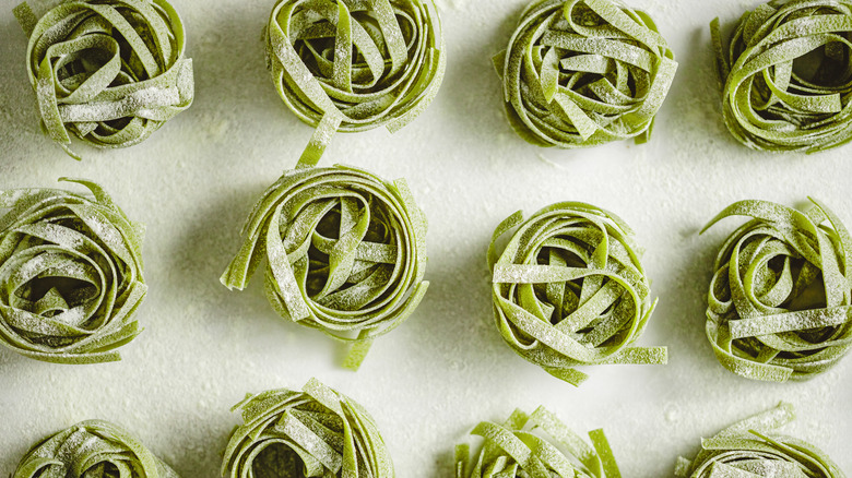 Spinach fettuccine rounds 