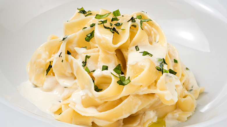 a bowl of fettuccini alfredo