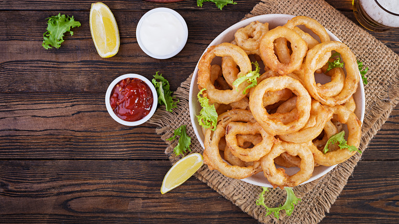 Onion rings with ketchup