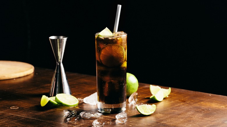 Cocktail with coke and lime