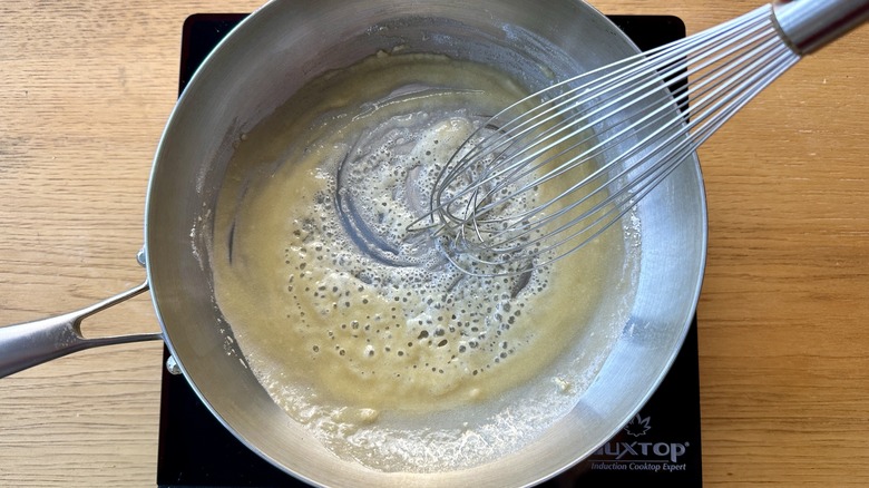 Preparing a roux in pan