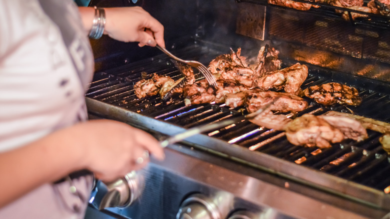 Grilling chicken on gas grill