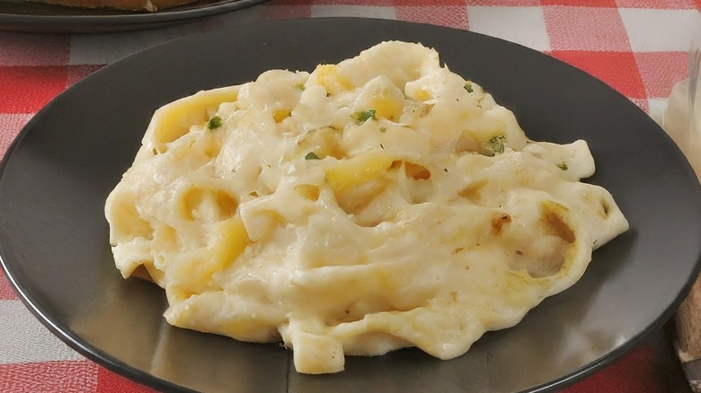 plate of fettuccine Alfredo