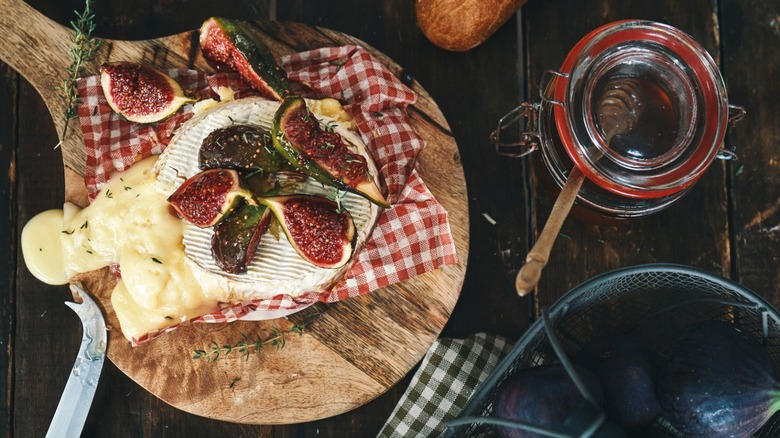 Baked camembert with figs