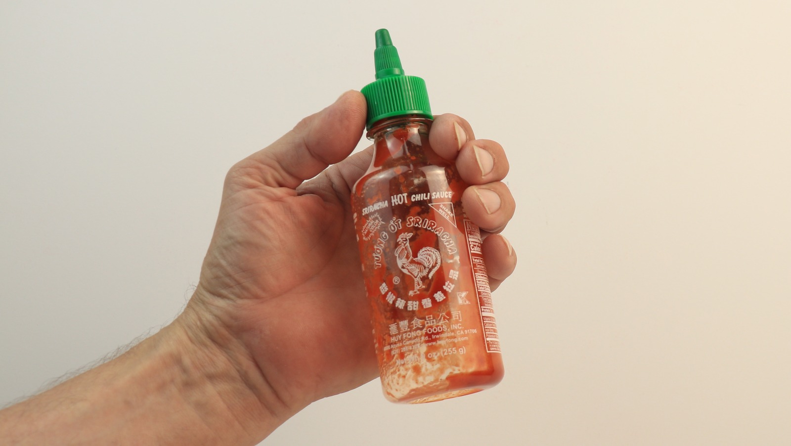 Verwandeln Sie Ihr leeres Sriracha in einem einfachen Schritt in geschmacksintensives Chiliöl