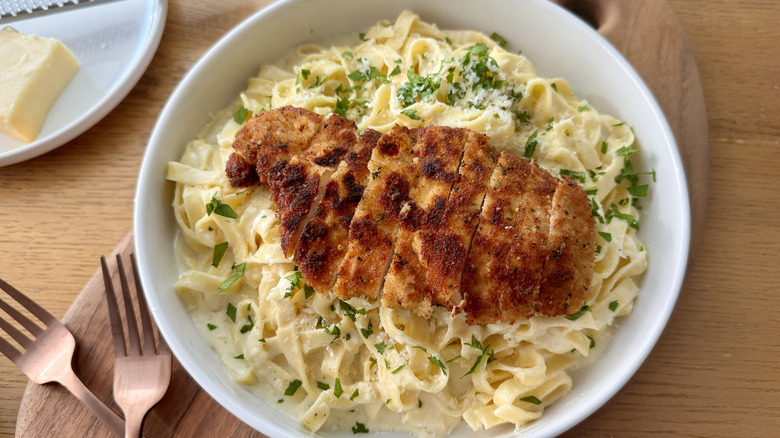 Fettuccine Alfredo topped with sliced chicken