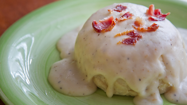 Biscuit smothered with white gravy