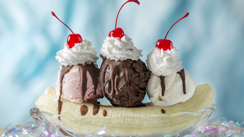 banana split on clear dish