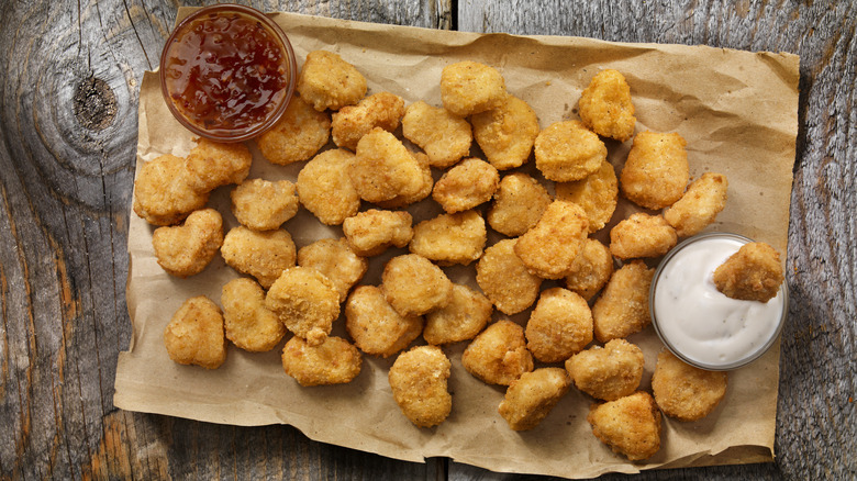 Chicken nuggets with dipping sauce