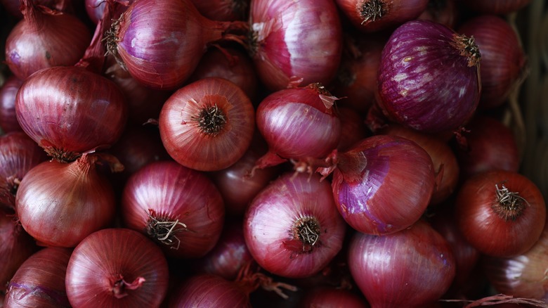 Purple pearl onions in a pile