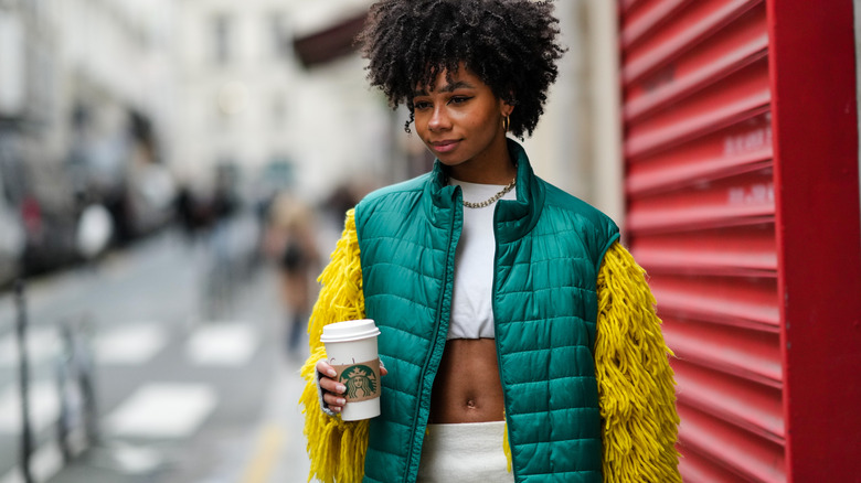 Hand holding Starbucks cup