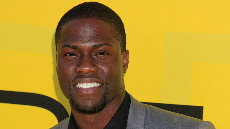 Kevin Hart smiling on BET Awards red carpet