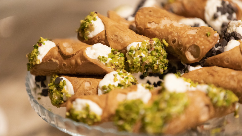 A platter of cannoli 