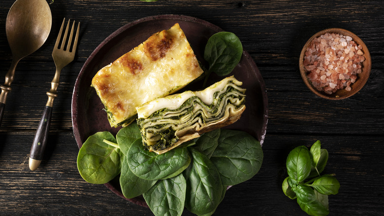 lasagna prepared with spinach with leaves of spinach and salt in a bowl