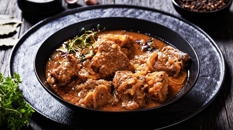 A portion of carbonade in black bowl