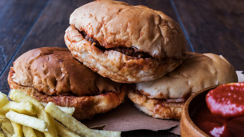 Islak burgers with fries