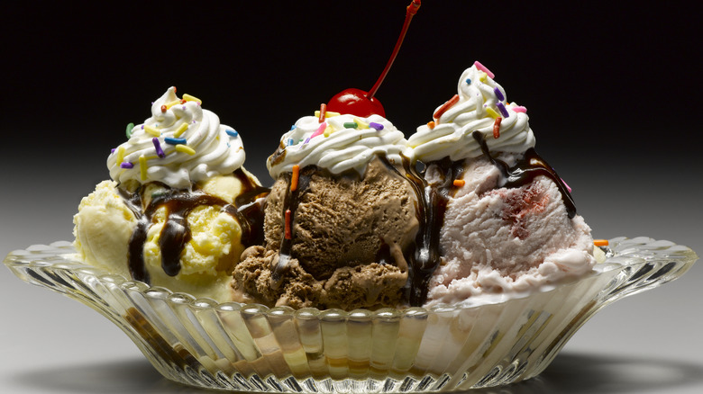 Traditional banana split