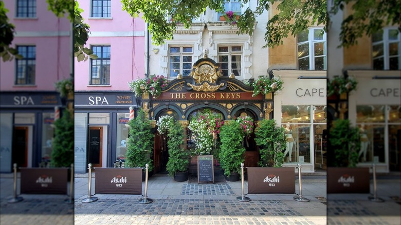 The lush floral entrance to The Cross Keys pub in Covent Garden