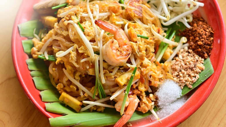 shrimp pad thai on red plate