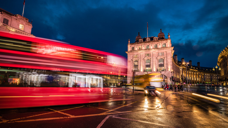 Bus in London's Piccadilly Circus