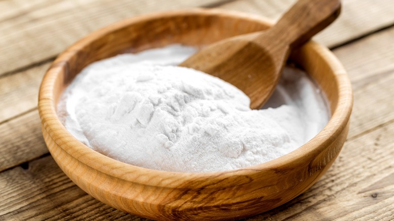 White baking soda in wooden bowl