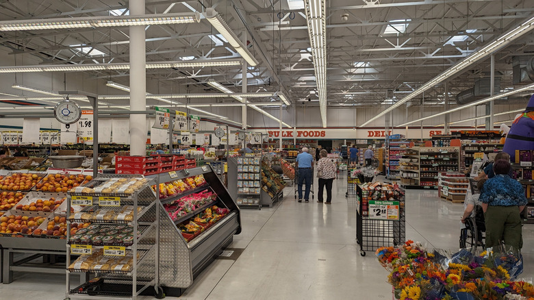 Produce and bulk area at WinCo on a slow shopping day