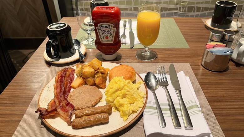 A breakfast plate with eggs, bacon, sausage, and hash browns at Delta's Kitchen at Graceland