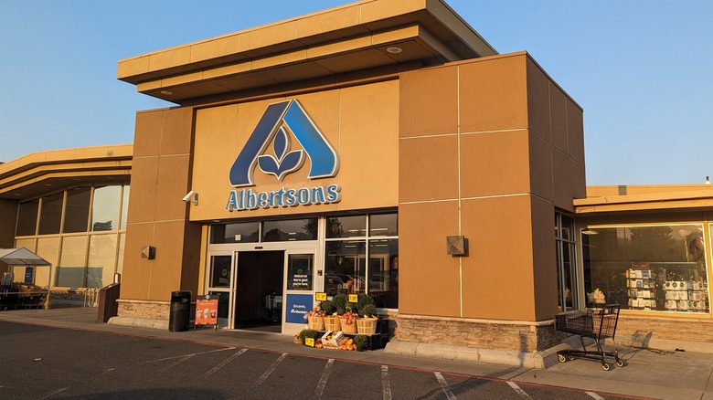 Albertsons grocery store entrance and sign