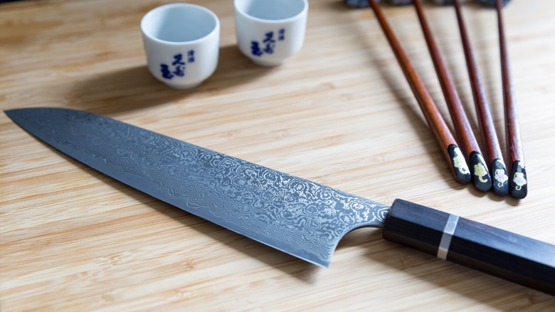 Japanese knife with wavy blade design