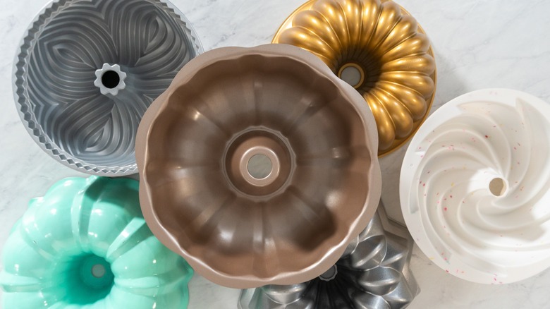 assorted empty aluminum bundt pans