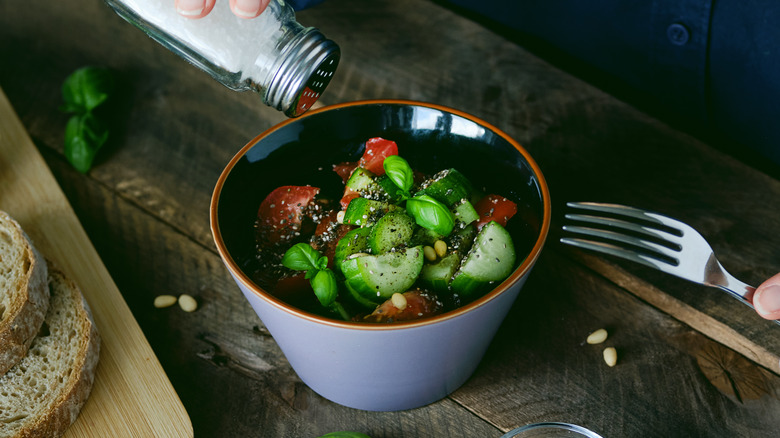 Salting cucumber tomato salad