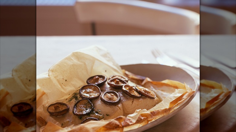 Fish en papillote with mushrooms