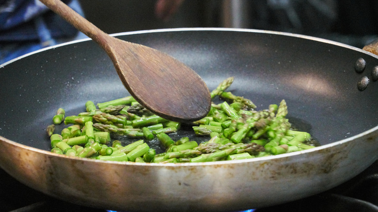 Cooking asparagus nonstick pan