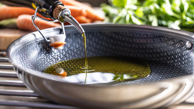 Nonstick pan with oil