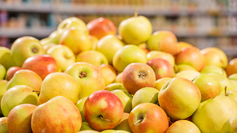 Pile of apples in grocery store