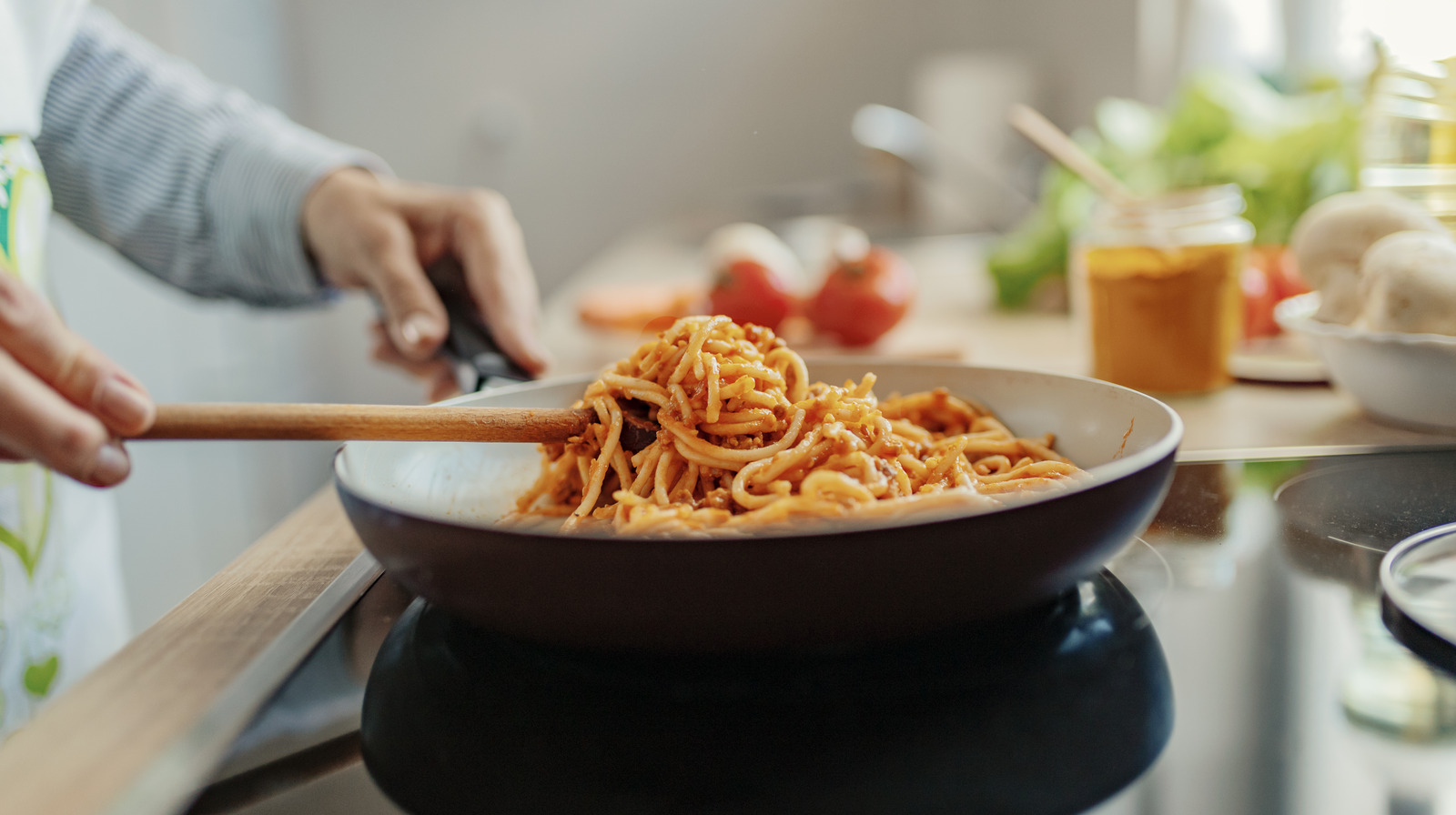 Почему стоит доваривать макароны на сковороде