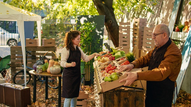 People shopping the farmer's market