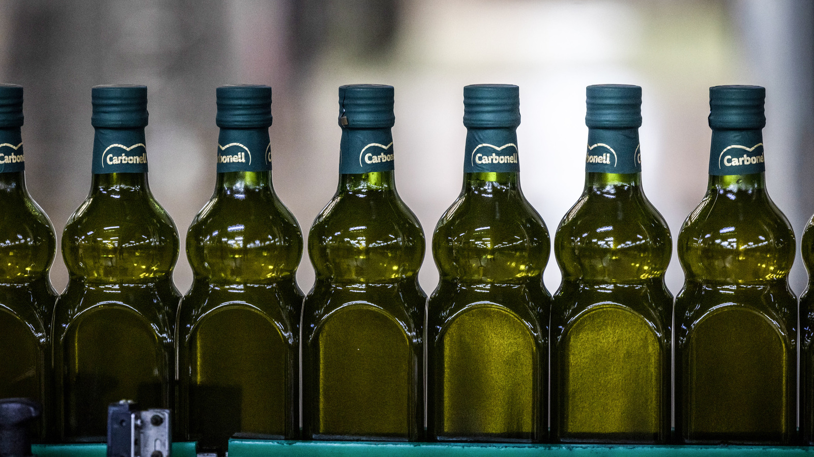 لماذا غالباً ما تكون زجاجات زيت الزيتون خضراء اللون؟