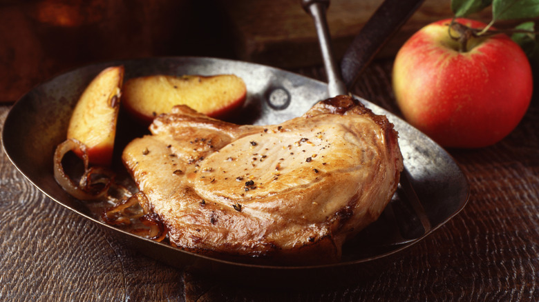 Pork in a pan with apples