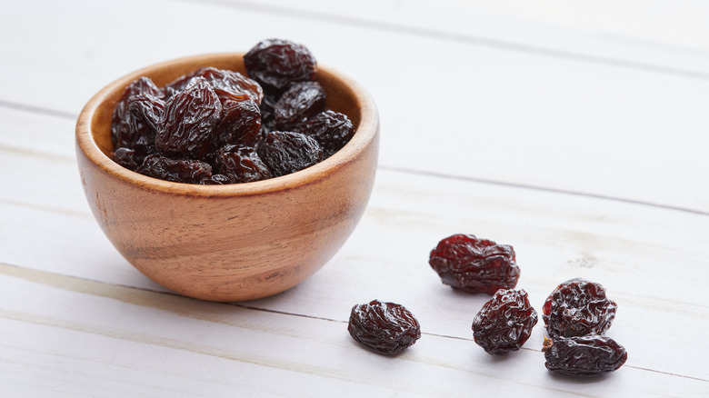 Bowl of raisins