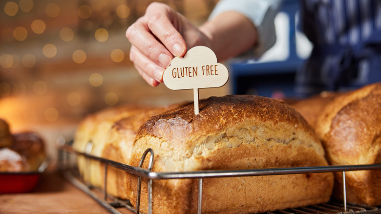 "Gluten free" sign on bread