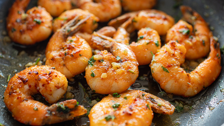 Grilled shrimp in a pan