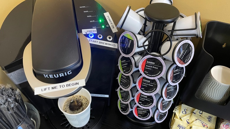 Keurig coffee maker with spinning K-Cup rack