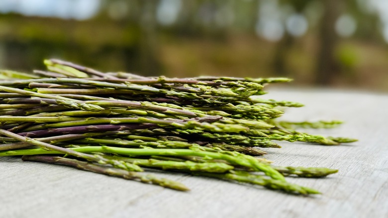pile of thin asparagus stalks on table