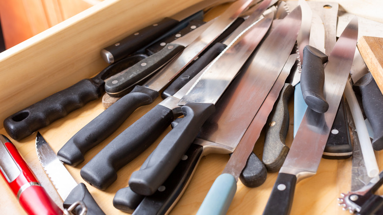 Kitchen knives haphazardly stores in a drawer